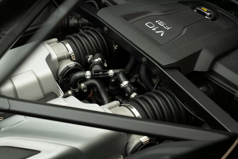 Foto do veículo AUDI R8 5.2 V10 FSI GASOLINA COUPÉ QUATTRO S TRONIC 2021 7.300 KM 1.749.900,00