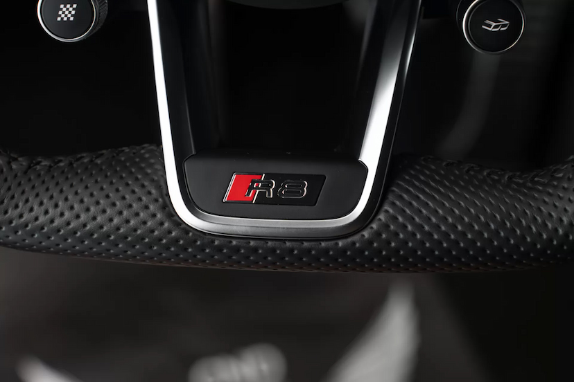 Foto do veículo AUDI R8 5.2 V10 FSI GASOLINA COUPÉ QUATTRO S TRONIC 2021 7.300 KM 1.749.900,00