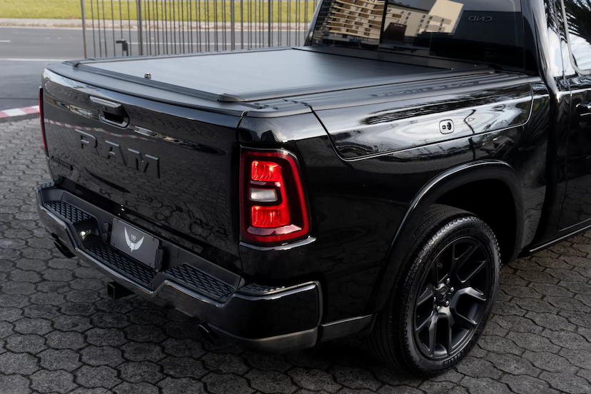 Foto do veículo RAM 1500 3.0 HURRICANE 6 BITURBO GASOLINA LARAMIE NIGHT EDITION CD 4X4 AUTOMÁTICO 2025 11.400 KM 575.900,00