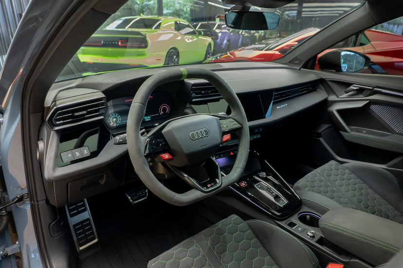 Foto do veículo AUDI RS3 2.5 TFSI GASOLINA SEDAN TRACK QUATTRO S-TRONIC 2026 3.707 KM R$ 589.900,00