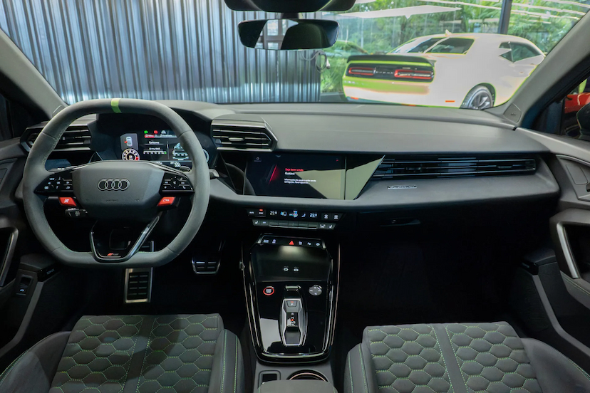 Foto do veículo AUDI RS3 2.5 TFSI GASOLINA SEDAN TRACK QUATTRO S-TRONIC 2026 3.707 KM R$ 589.900,00