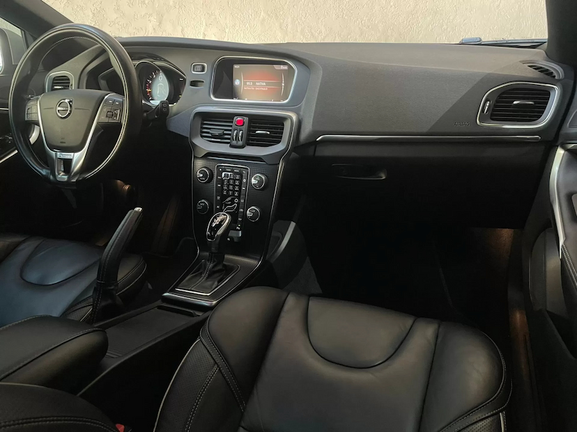 Foto do veículo VOLVO V40 2.0 T5 R-DESIGN 2018 55.000 KM 119.900,00