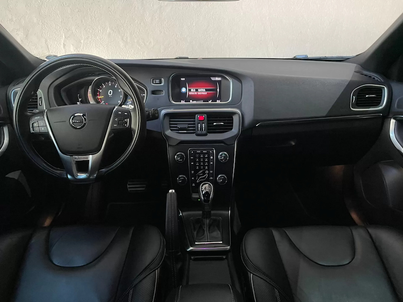 Foto do veículo VOLVO V40 2.0 T5 R-DESIGN 2018 55.000 KM 119.900,00