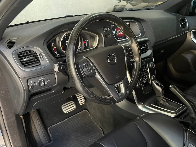 Foto do veículo VOLVO V40 2.0 T5 R-DESIGN 2018 55.000 KM 119.900,00