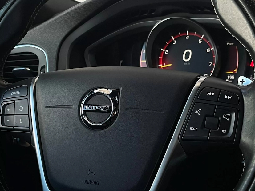 Foto do veículo VOLVO V40 2.0 T5 R-DESIGN 2018 60.000 KM 118.900,00