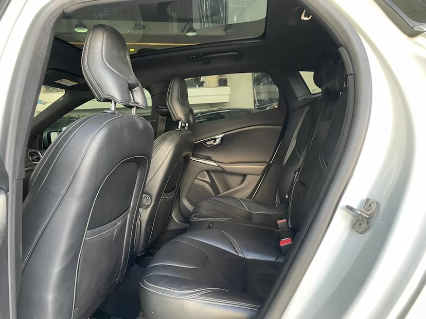 Foto do veículo VOLVO V40 2.0 T5 R-DESIGN 2018 60.000 KM 118.900,00