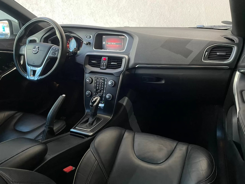 Foto do veículo VOLVO V40 2.0 T5 R-DESIGN 2018 60.000 KM 118.900,00