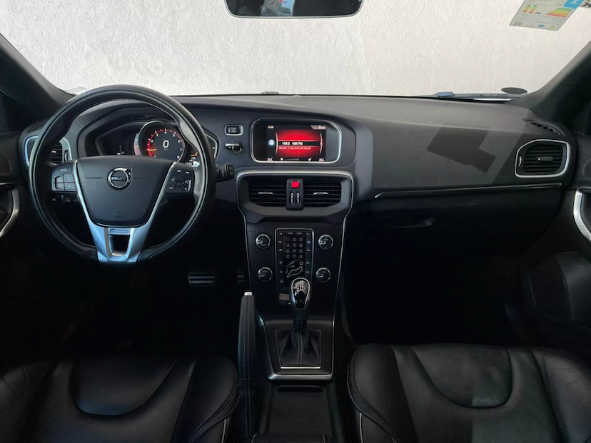 Foto do veículo VOLVO V40 2.0 T5 R-DESIGN 2018 60.000 KM 118.900,00