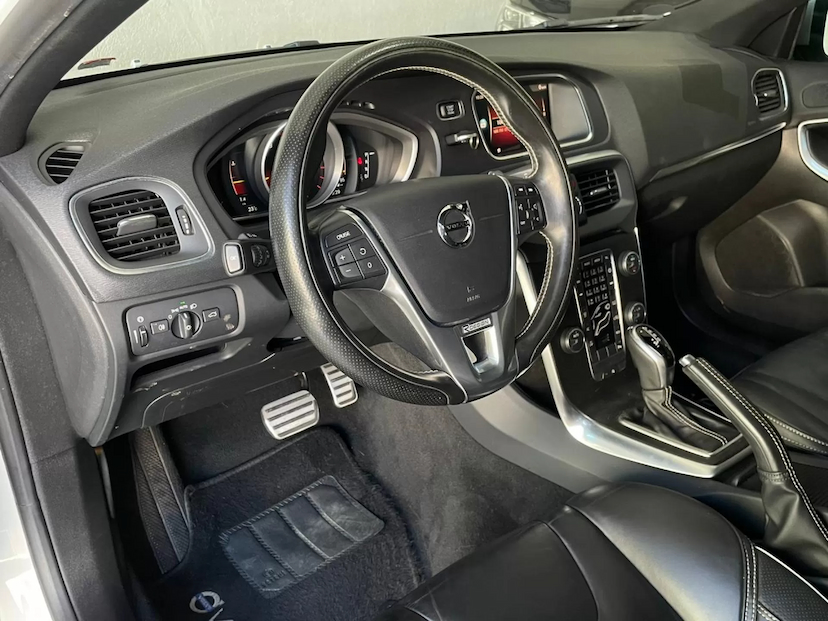 Foto do veículo VOLVO V40 2.0 T5 R-DESIGN 2018 60.000 KM 118.900,00