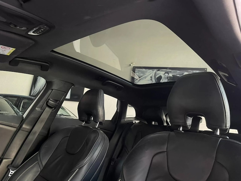 Foto do veículo VOLVO V40 2.0 T5 R-DESIGN 2018 60.000 KM 118.900,00