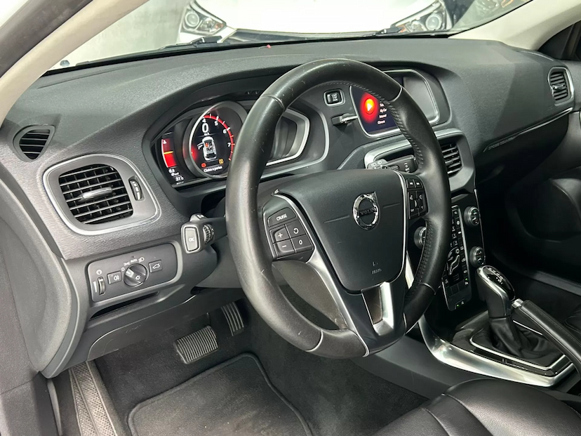 Foto do veículo VOLVO V40 2.0 T4 CROSS COUNTRY GASOLINA 4P AUTOMÁTICO 2018 70.000 KM 99.900,00