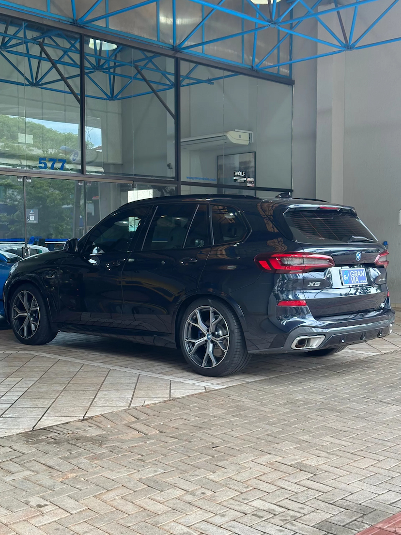 Foto do veículo BMW X5 3.0 I6 TURBO HÍBRIDO XDRIVE45E M SPORT AUTOMÁTICO 2023 7.537 KM 565.000,00