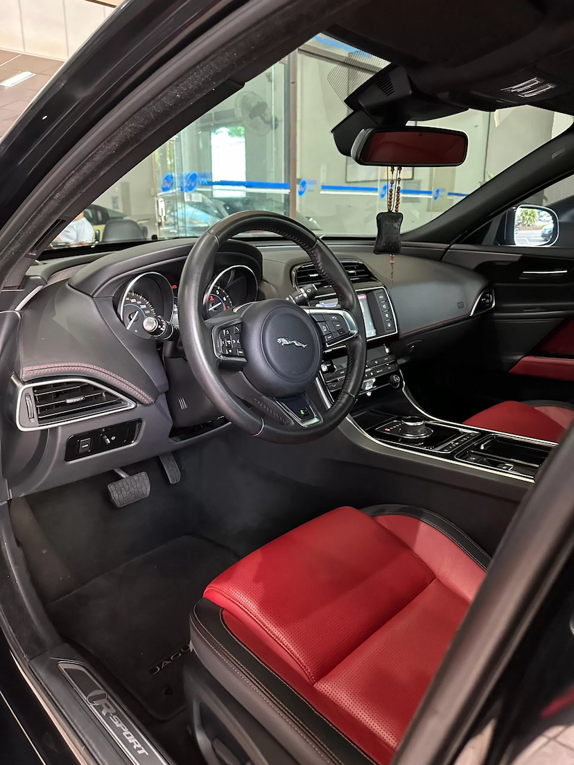 Foto do veículo JAGUAR XE 2.0 16V INGENIUM P250 GASOLINA R-SPORT 4P AUTOMÁTICO 2018 60.000 KM 155.000,00