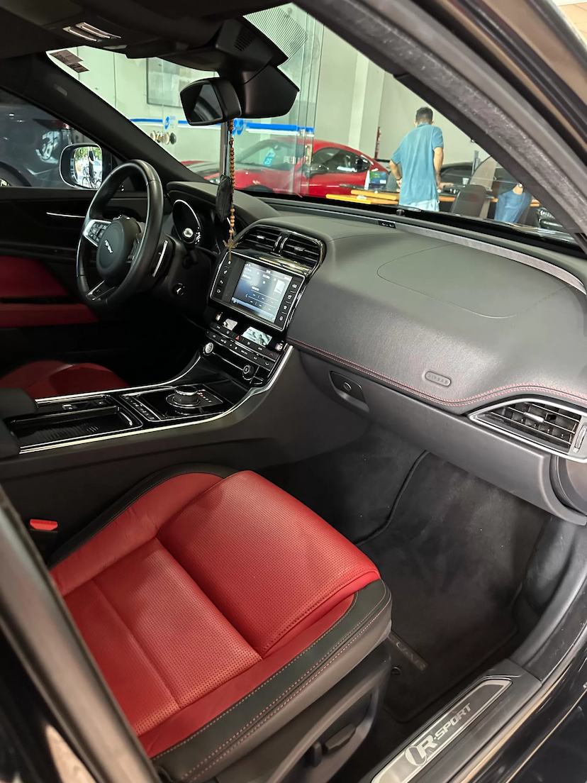 Foto do veículo JAGUAR XE 2.0 16V INGENIUM P250 GASOLINA R-SPORT 4P AUTOMÁTICO 2018 60.000 KM 155.000,00
