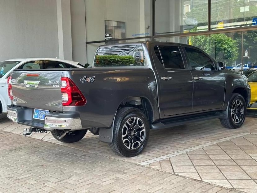 Foto do veículo TOYOTA HILUX 2.8 D-4D TURBO DIESEL CD SRX 4X4 AUTOMÁTICO 2024 3.917 KM 299.000,00