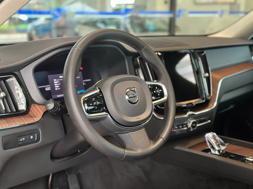Foto do veículo VOLVO XC60 2.0 T8 RECHARGE ULTIMATE AWD GEARTRONIC 2024 25.185 KM 355.000,00
