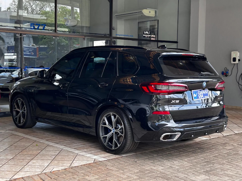 Foto do veículo BMW X5 3.0 I6 TURBO HÍBRIDO XDRIVE45E M SPORT AUTOMÁTICO 2023 35.408 KM 469.000,00