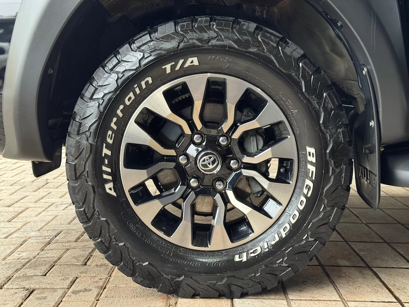 Foto do veículo TOYOTA HILUX 2.8 D-4D TURBO DIESEL CD GR-S 4X4 AUTOMÁTICO 2023 23.220 KM 284.900,00