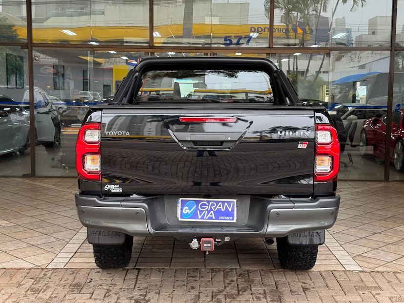 Foto do veículo TOYOTA HILUX 2.8 D-4D TURBO DIESEL CD GR-S 4X4 AUTOMÁTICO 2023 23.220 KM 284.900,00