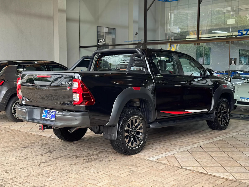 Foto do veículo TOYOTA HILUX 2.8 D-4D TURBO DIESEL CD GR-S 4X4 AUTOMÁTICO 2023 23.220 KM 284.900,00