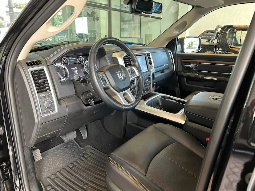 Foto do veículo RAM CLASSIC 5.7 V8 GASOLINA LARAMIE CD 4X4 AUTOMÁTICO 2022 36.412 KM 269.000,00