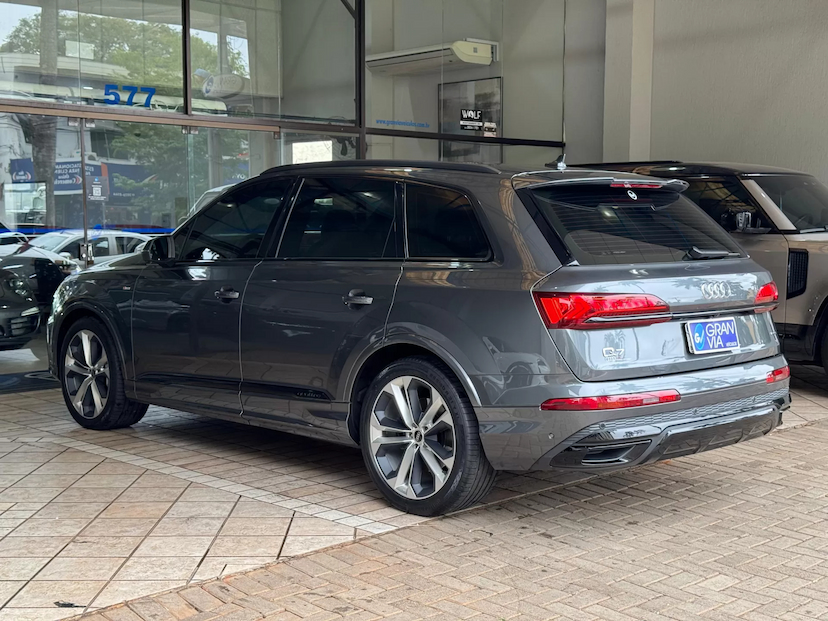 Foto do veículo AUDI Q7 3.0 55 TFSI GASOLINA PERFORMANCE BLACK QUATTRO TIPTRONIC 2023 45.553 KM 439.000,00