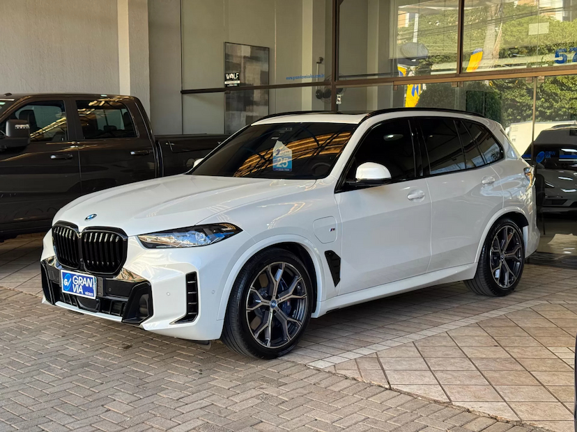 Foto do veículo BMW X5 3.0 I6 TURBO HÍBRIDO XDRIVE50E M SPORT AUTOMÁTICO 2025 8.906 KM 745.000,00