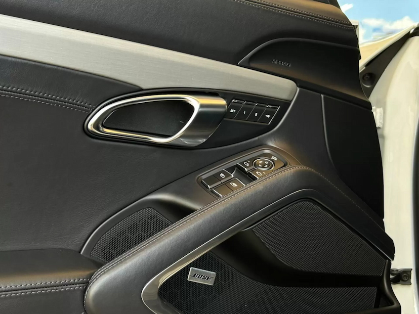 Foto do veículo PORSCHE 718 4.0 H6 GASOLINA BOXSTER 25 ANOS PDK 2022 7.168 KM 688.000,00