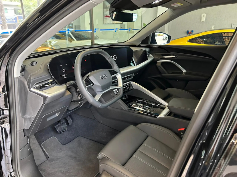 Foto do veículo AUDI Q5 2.0 45 TFSI GASOLINA S-LINE QUATTRO S TRONIC 2025 1.414 KM 438.900,00