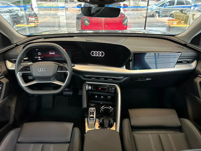 Foto do veículo AUDI Q5 2.0 45 TFSI GASOLINA S-LINE QUATTRO S TRONIC 2025 1.414 KM 438.900,00