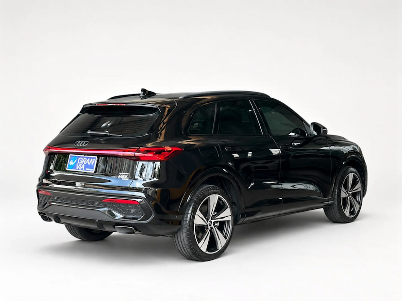 Foto do veículo AUDI Q5 2.0 45 TFSI GASOLINA S-LINE QUATTRO S TRONIC 2025 1.414 KM 438.900,00