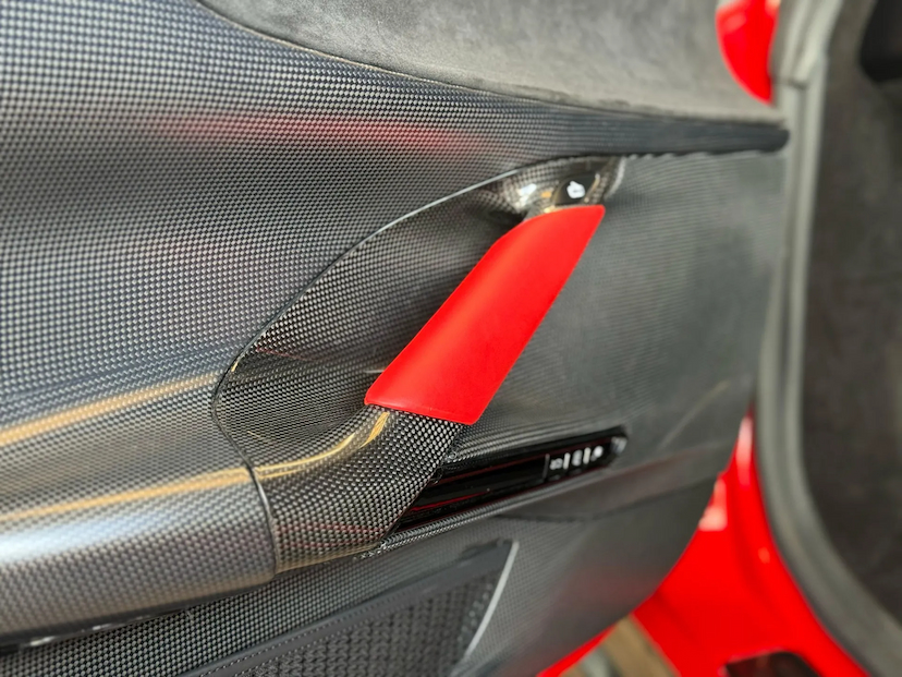 Foto do veículo FERRARI SF90 4.0 V8 TURBO PHEV STRADALE F1-DCT 2022 7.385 KM 3.999.000,00