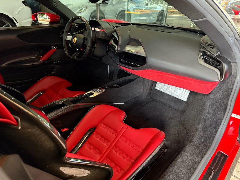 Foto do veículo FERRARI SF90 4.0 V8 TURBO PHEV STRADALE F1-DCT 2022 7.385 KM 3.999.000,00
