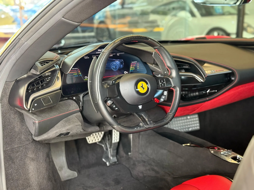 Foto do veículo FERRARI SF90 4.0 V8 TURBO PHEV STRADALE F1-DCT 2022 7.385 KM 3.999.000,00