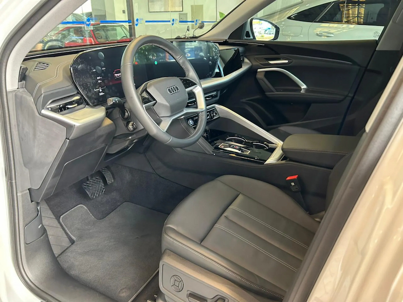 Foto do veículo AUDI Q5 2.0 TFSI GASOLINA SPORTBACK ADVANCED QUATTRO S TRONIC 2025 7.218 KM 376.000,00