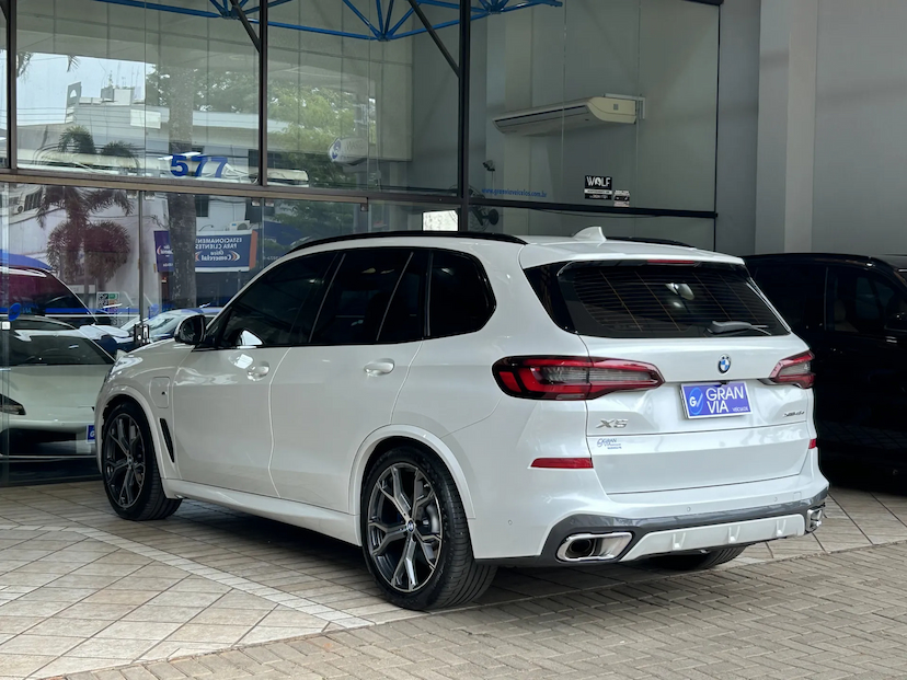 Foto do veículo BMW X5 3.0 I6 TURBO HÍBRIDO XDRIVE45E M SPORT AUTOMÁTICO 2022 57.560 KM 399.000,00