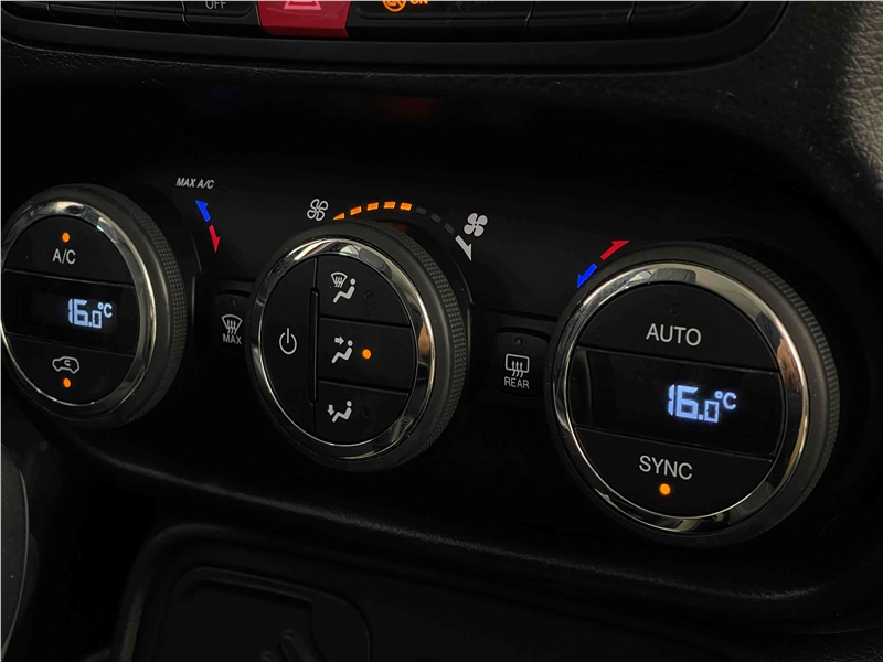 Foto do veículo JEEP RENEGADE 1.8 16V FLEX LONGITUDE 4P AUTOMÁTICO 2017 74.733 KM 72.900,00