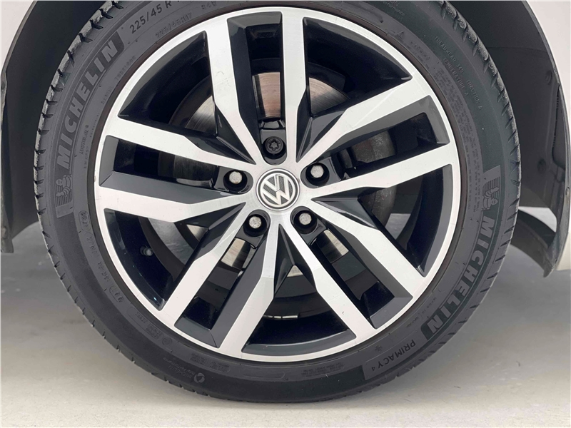 Foto do veículo VOLKSWAGEN GOLF 1.4 TSI HIGHLINE 16V GASOLINA 4P AUTOMÁTICO 2015 79.624 KM 79.900,00