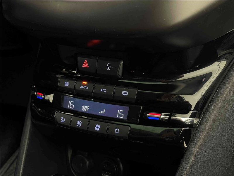 Foto do veículo PEUGEOT 2008 1.6 16V FLEX GRIFFE 4P AUTOMÁTICO 2017 76.262 KM 59.900,00