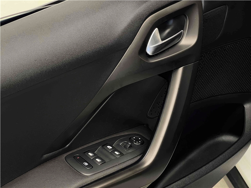 Foto do veículo PEUGEOT 2008 1.6 16V FLEX GRIFFE 4P AUTOMÁTICO 2017 76.262 KM 59.900,00