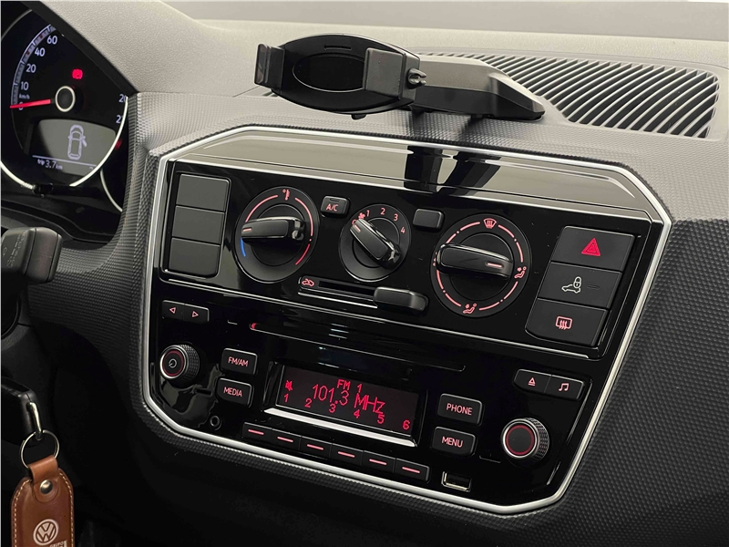 Foto do veículo VOLKSWAGEN UP 1.0 MPI MOVE UP 12V FLEX 4P MANUAL 2018 24.993 KM 55.900,00