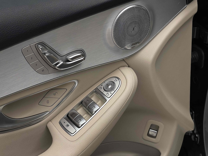 Foto do veículo MERCEDES-BENZ GLC 250 2.0 CGI GASOLINA SPORT 4MATIC 9G-TRONIC 2019 56.928 KM 199.900,00