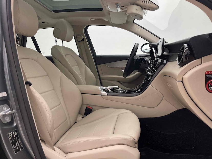 Foto do veículo MERCEDES-BENZ GLC 250 2.0 CGI GASOLINA SPORT 4MATIC 9G-TRONIC 2019 56.928 KM 199.900,00