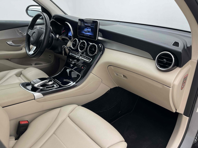 Foto do veículo MERCEDES-BENZ GLC 250 2.0 CGI GASOLINA SPORT 4MATIC 9G-TRONIC 2019 56.928 KM 199.900,00