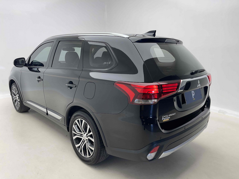 Foto do veículo MITSUBISHI OUTLANDER 2.0 COMFORT 16V GASOLINA 4P AUTOMÁTICO 2018 29.418 KM 118.900,00