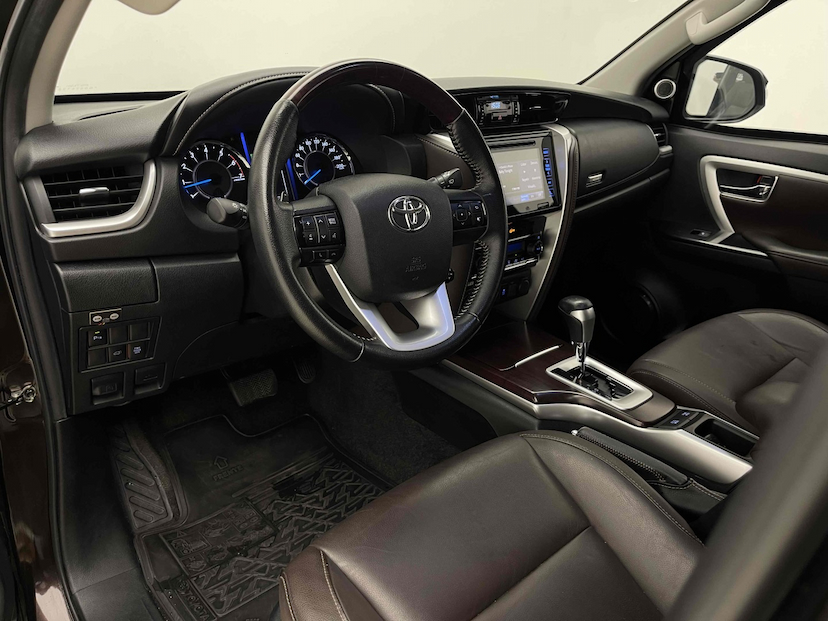Foto do veículo TOYOTA HILUX SW4 4.0 SRX 4X4 7 LUGARES V6 24V GASOLINA 4P AUTOMÁTICO 2016 88.937 KM 201.900,00