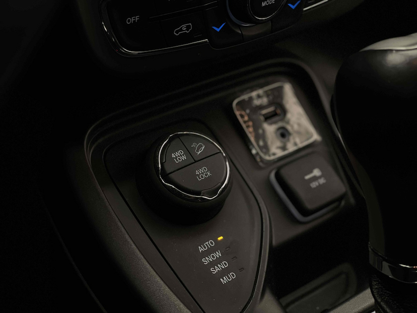 Foto do veículo JEEP COMPASS 2.0 16V DIESEL LONGITUDE 4X4 AUTOMÁTICO 2020 58.259 KM 122.900,00