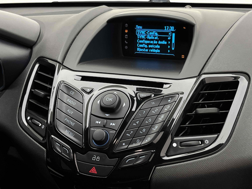 Foto do veículo FORD FIESTA 1.6 TITANIUM HATCH 16V FLEX 4P POWERSHIFT 2015 104.640 KM 44.900,00