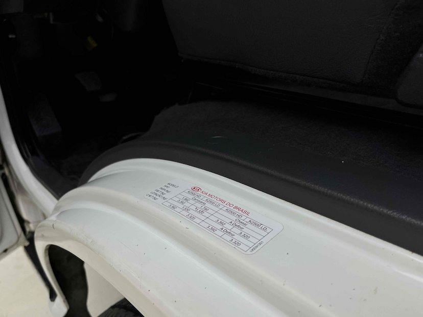 Foto do veículo KIA BONGO 2.5 K788 4X2 CS TURBO DIESEL 2P MANUAL 2016 85.489 KM 101.900,00