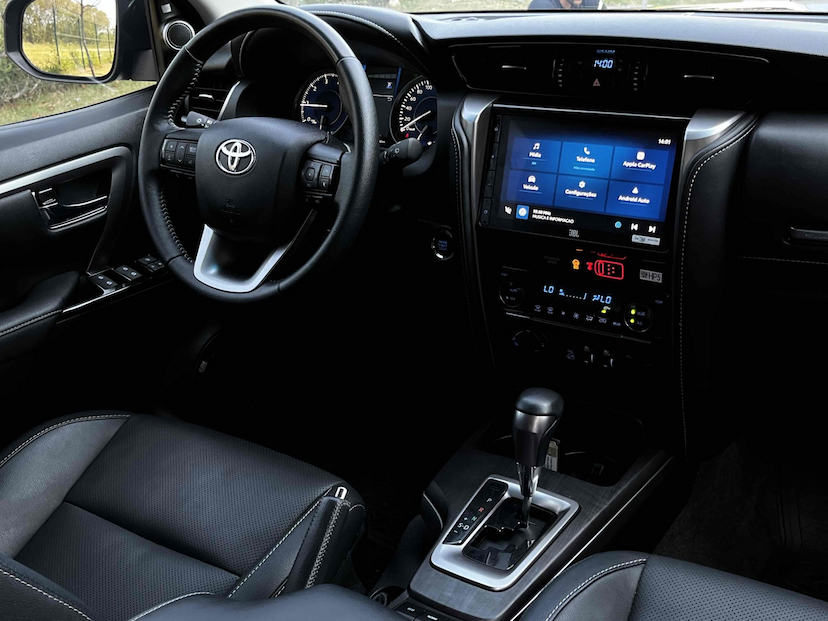Foto do veículo TOYOTA HILUX SW4 2.8 D-4D TURBO DIESEL SRX 7L 4X4 AUTOMÁTICO 2024 0 KM 0,00